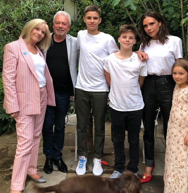 Victoria Beckham com os pais e os filhos Romeo, Cruz e Harper (Foto: Reprodução/Instagram)