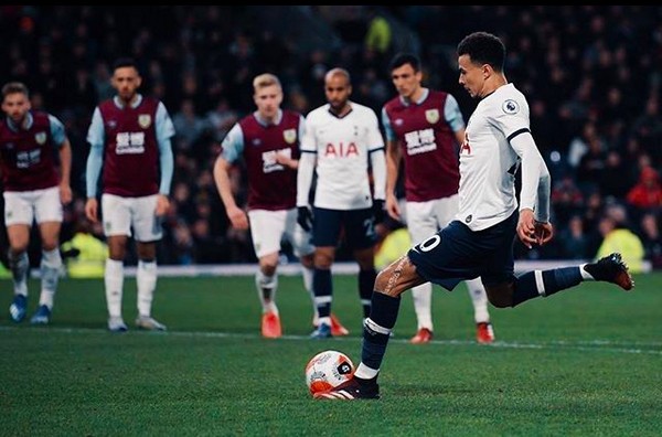 Dele Alli batendo um pênalti em partida do Tottenham (Foto: Instagram)
