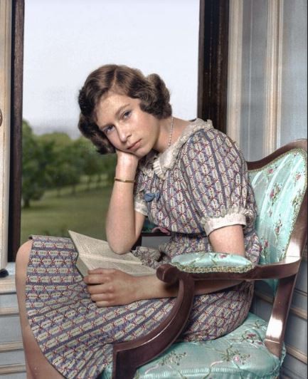 Rainha Elizabeth II com 14 anos e lendo um livro (Foto: Reprodução/marinamaral)