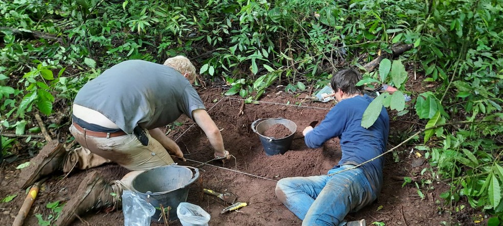 Arqueólogos fazendo escavações em região de mata próxima as Cataratas do Iguaçu — Foto: Centro de Investigações Cientificas Argentinas e Universidade Nacional da Prata