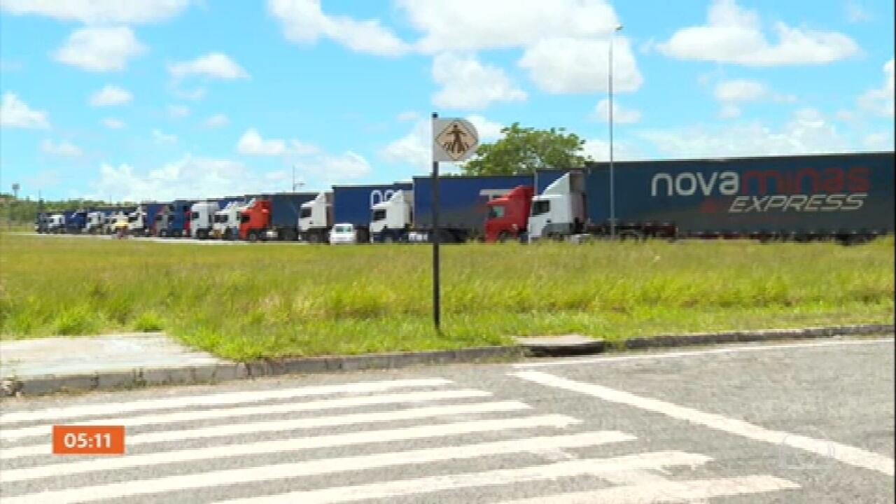 Fechamento da fábrica da Ford na BA pega de surpresa caminhoneiros que transportavam peças