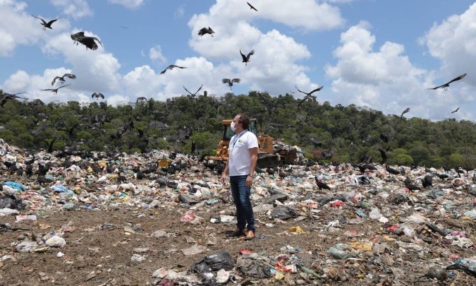 Além de fazer contatos com políticos, Guimarães também visita locais que têm desafios urbanos, como um lixão em Itabuna 