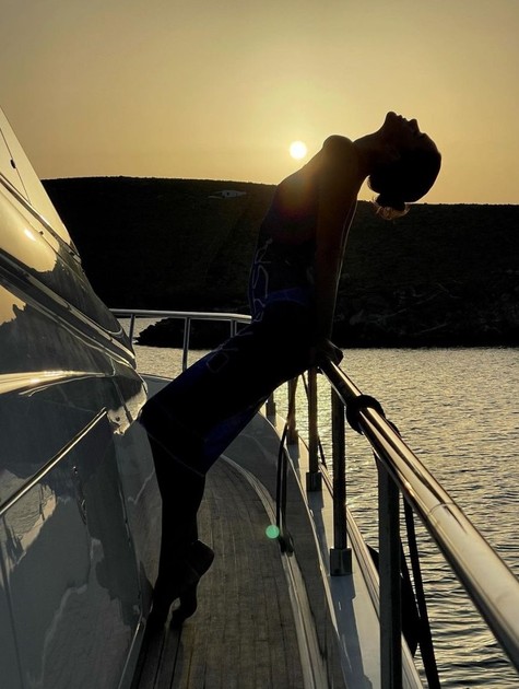 Bruna Marquezine posa em barco na Grécia com vestido transparente  (Foto: Reprodução Instagram)