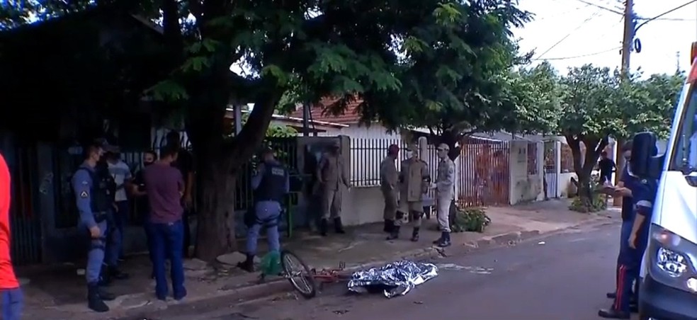 De acordo com a PM, Maciel estava andando de bicicleta quando um homem que estava em um veículo se aproximou e realizou três disparos e fugiu — Foto: TV Centro América