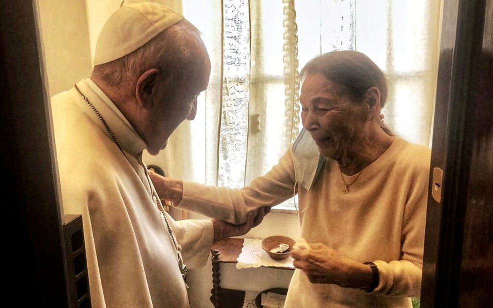  O Papa Francisco visita a poetisa e sobrevivente do Holocausto, Edith Bruck, na casa dela em Roma, na Itália, no sábado (20) — Foto: Vatican Media/Handout via Reuters