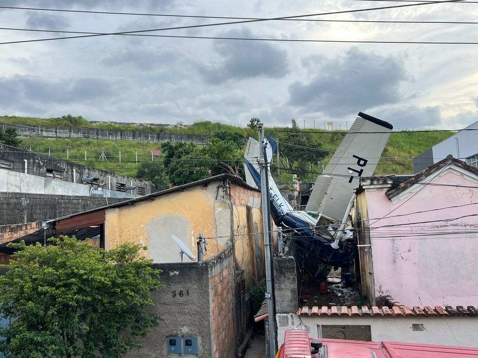 Aeronave caiu sobre casas, mas não há vítimas nos imóveis. — Foto: Fred Dávila
