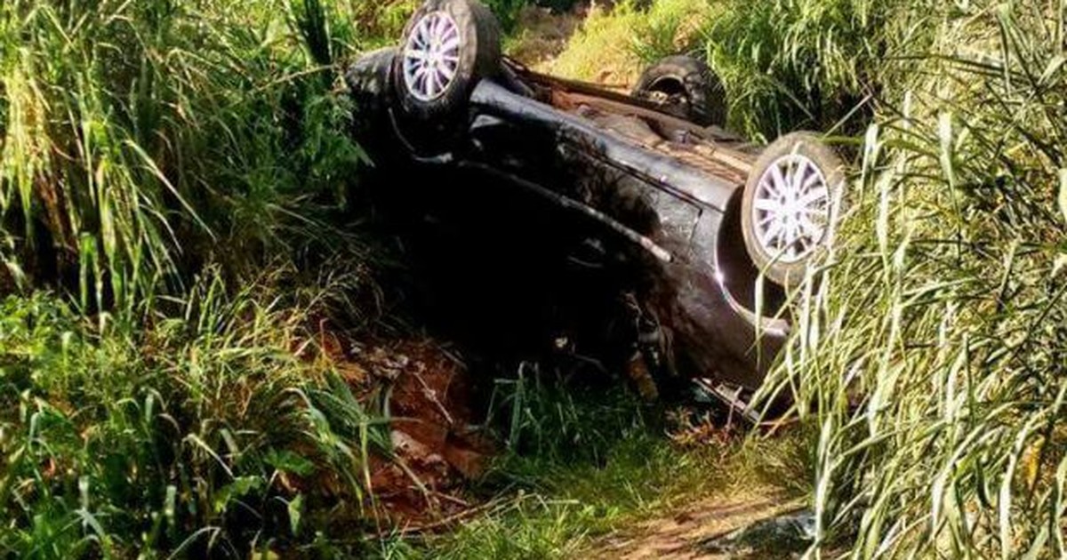G1 Motorista idoso morre após capotar carro e cair em barranco em Bauru notícias em Bauru e G1 Motorista idoso morre após capotar carro e cair em barranco em Bauru notícias em Bauru e