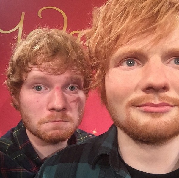 Ed Sheeran com a sua figura de cera no Madame Tussauds (Foto: Instagram)