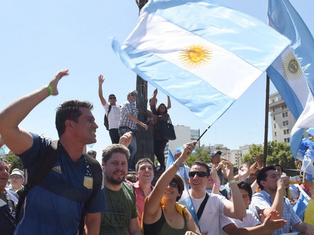 Partidários de Mauricio Macri aguardam cerimônia da posse em frente ao Congresso, em Buenos Aires, na Argentina, nesta quinta-feira (10) (Foto:  Pablo Porciuncula/AFP)