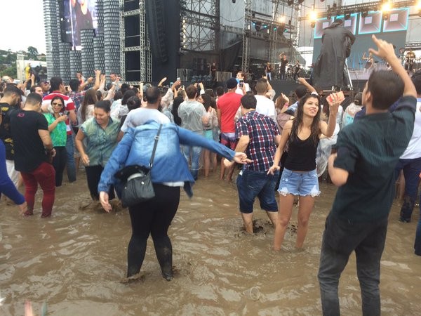 Fãs de Lucas Lucco dançam no meio da água em festival em SP (Foto: Rodrigo Ortega/G1)