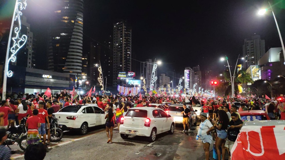 Eleitores do Partido dos Trabalhadores ocupam trecho de avenida de Belém para comemorar a vitória de Lula no 2º turno das eleições presidenciais no Brasil — Foto: Andre Laurent/TV Liberal 