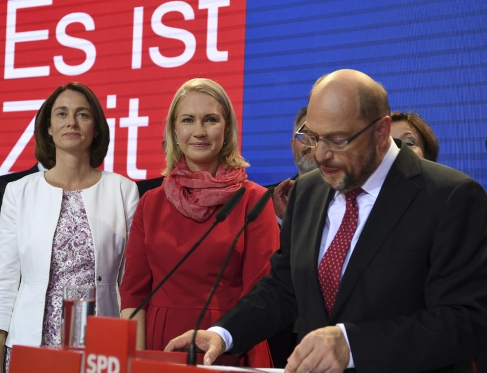 O líder do SPD, Martin Schulz, no discurso em que admitiu a derrota nas eleições de domingo (24) (Foto: France Presse)