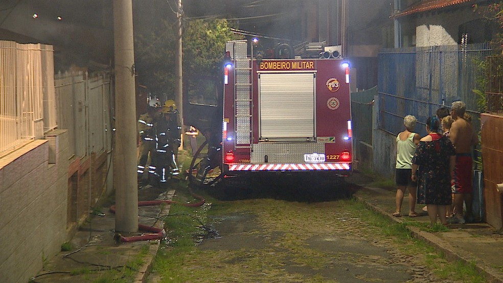 Local onde incêndio matou duas pessoas em Porto Alegre — Foto: Reprodução/RBS TV