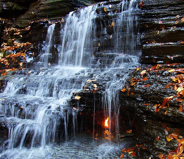 A cachoeira Eternal Flame Falls tem uma chama, provocada por um vazamento de gás (Foto: Reprodução/Hypeness)