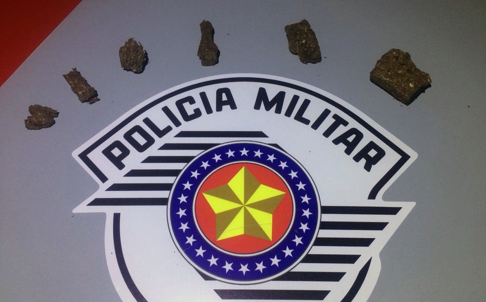 Droga estava sob um tapete na residência em Pacaembu (Foto: Polícia Militar/Cedida)
