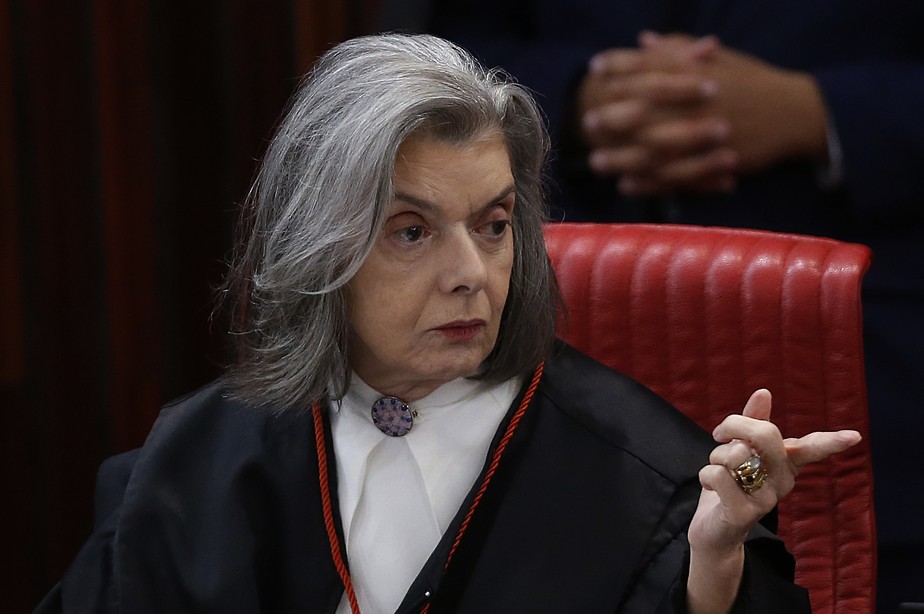 Ministra Carmen Lúcia, durante sessão no plenário no Tribunal Superior Eleitoral
