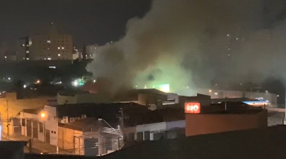 Fumaça ficou muito alta durante incêndio em Campinas — Foto: Reprodução/EPTV