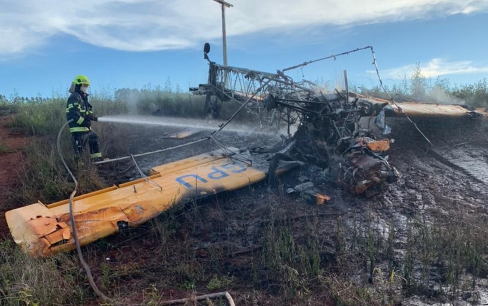 Bombeiro combate fogo em avião que caiu em Itaberaí, Goiás — Foto: Divulgação/Corpo de Bombeiros