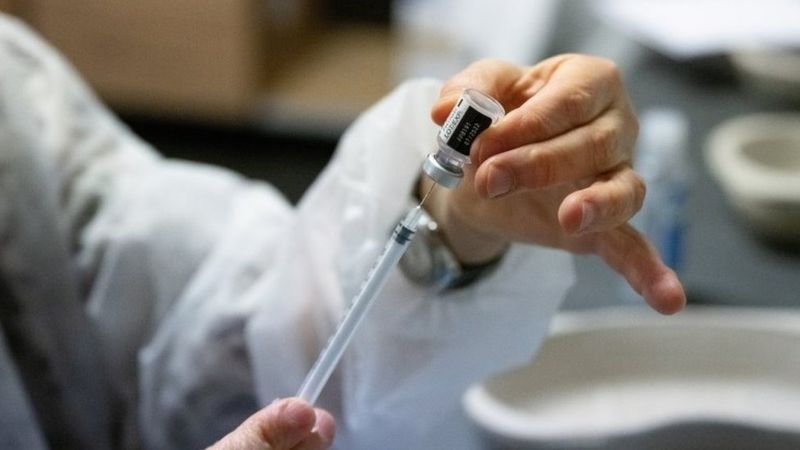 Cientistas explicam se tratar de um mito a ideia de que rapidez das vacinas impede sua segurança e eficácia (Foto: EPA via BBC News)