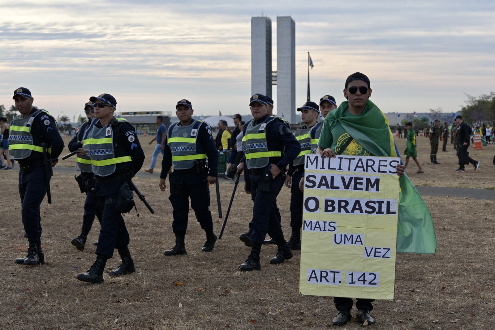 Apoiador do presidente Bolsonaro exibe cartaz em que pede intervenção militar para "salvar" o país  — Foto: Cadu Gomes/Agência O Globo