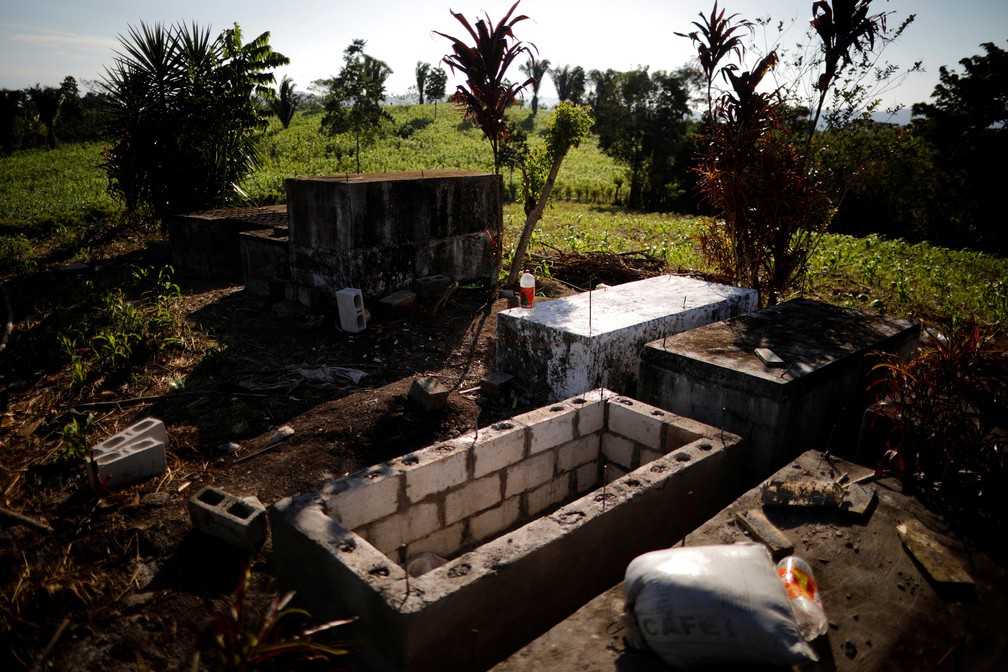 TÃºmulo para Jakelin Caal Ã© visto no vilarejo de San Antonio Secortez, na Guatemala â Foto: Carlos Barria/Reuters