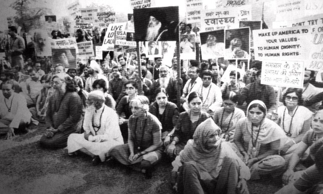 Protesto em Noval Deli, na Índia, após a prisão de Rajneesh, em novembro de 1985