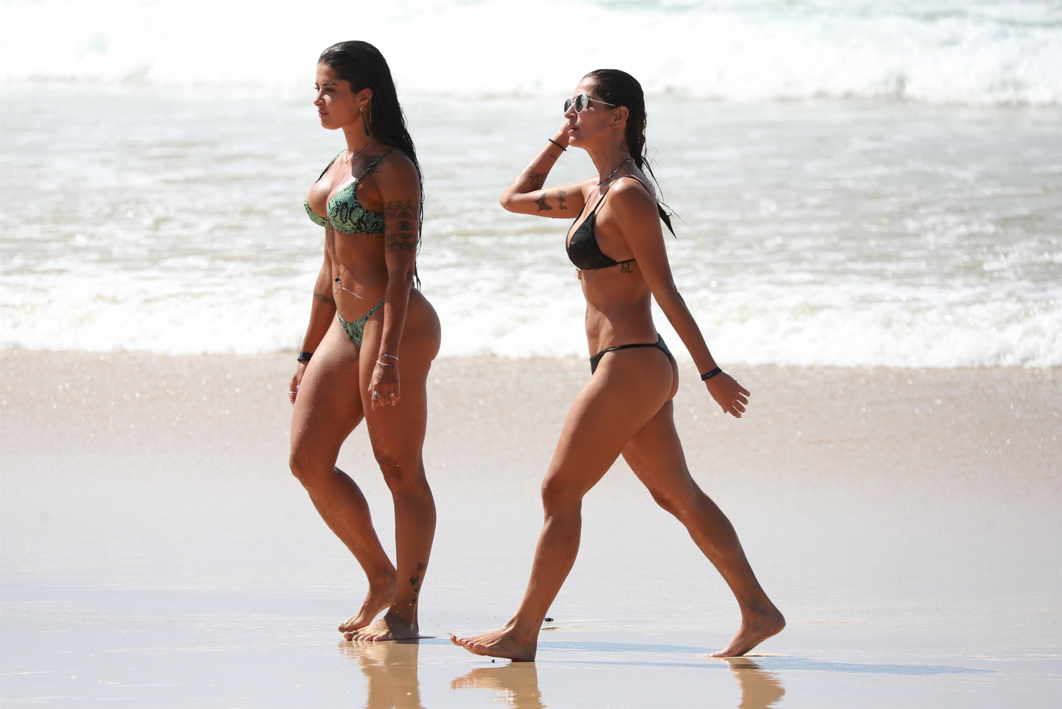 Aline Riscado e Maria Joana curtem praia juntas em Fernando de Noronha (Foto: Dilson Silva / AgNews)