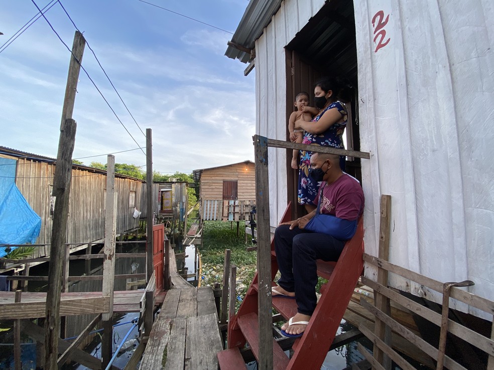 Moradores de palafita nas margens de igarapé em Manaus temem cheia. — Foto: Patrick Marques/G1 AM