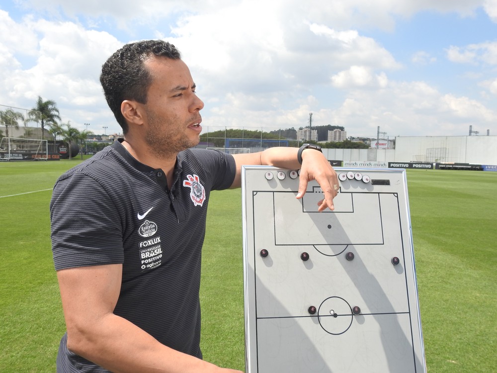 Jair Ventura mostra lousa tática e explica conceitos em início no Corinthians
