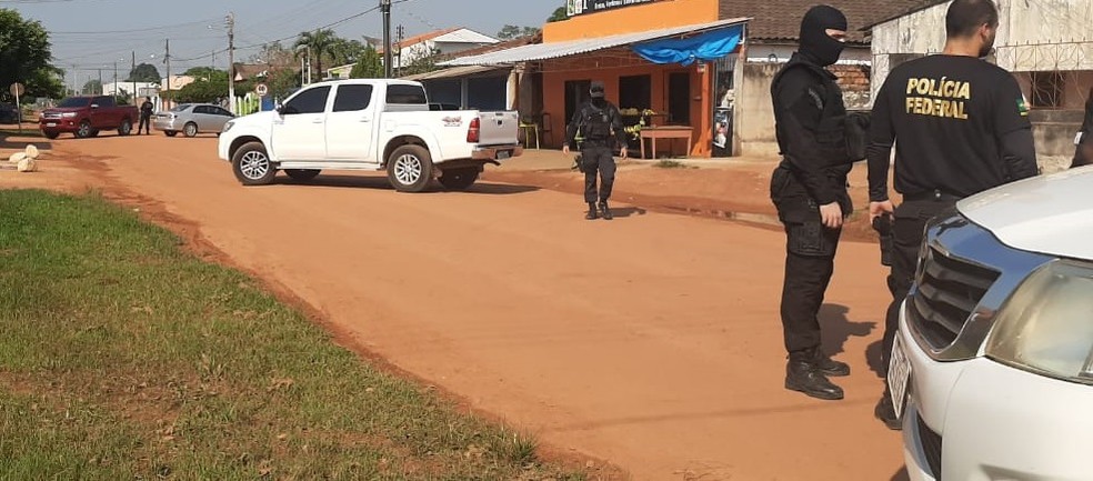 Policiais federais durante Operação Dessintonizando em Guajará-Mirim, RO. — Foto: PF/Divulgação