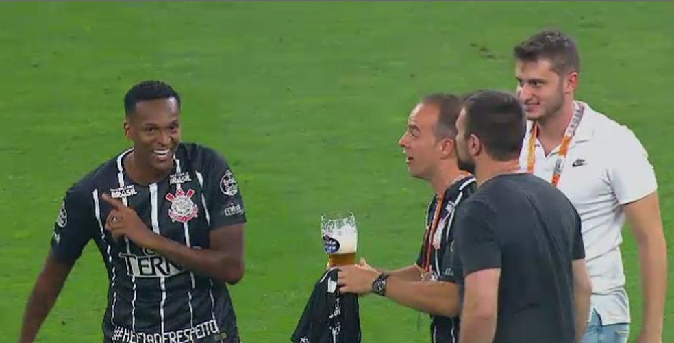 Jô recusa cerveja no gramado da Arena Corinthians (Foto: Reprodução SporTV)