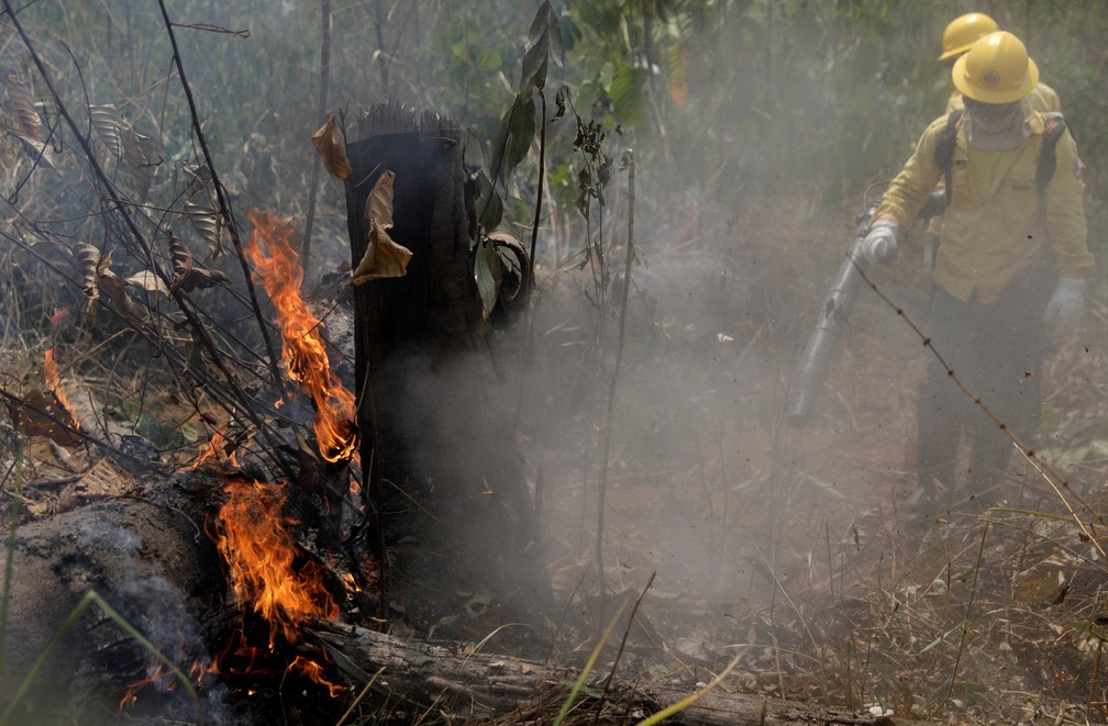 Bombeiros atuam ao combate às queimadas na Amazônia, em Porto Velho, no domingo (25) — Foto: REUTERS/Ricardo Moraes