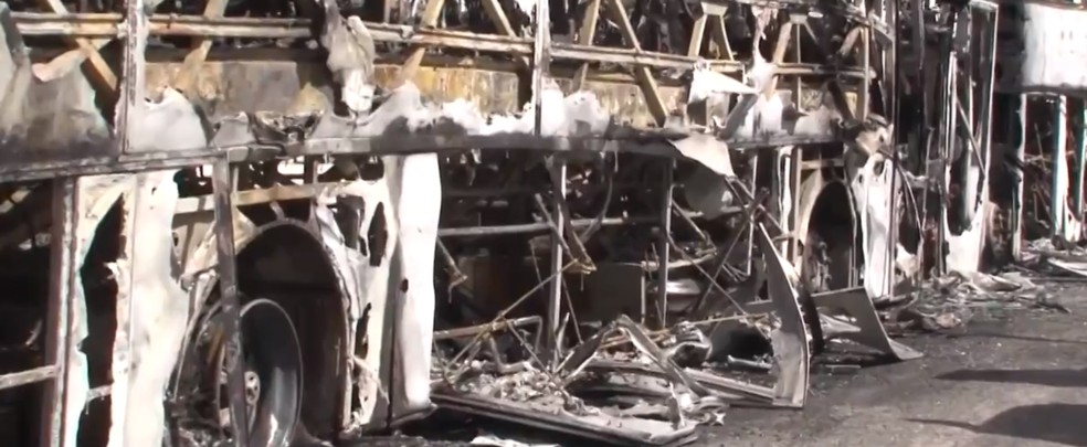  Ônibus da banda Os Clones do Brasil e do cantor Zezé Júnior são incendiados em Feira de Santana — Foto:  Reprodução/TV Subaé