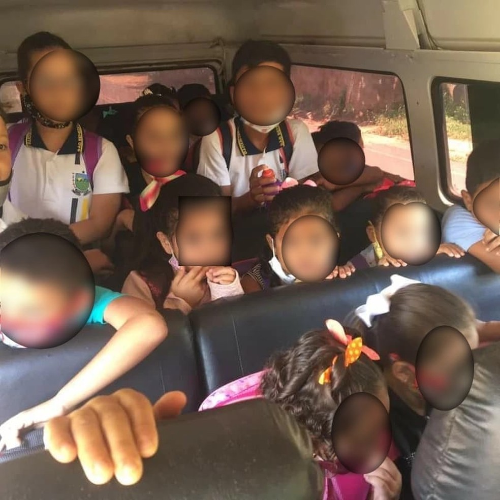 Crianças amontoadas entre os bancos do veículo lotado em São Benedito, no Ceará — Foto: Arquivo pessoal