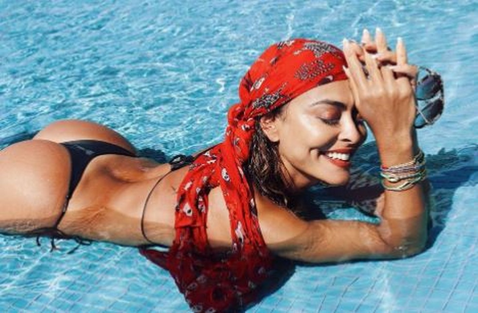 Juliana Paes Arrasa No Carao Com Foto Na Piscina Famosos Gshow