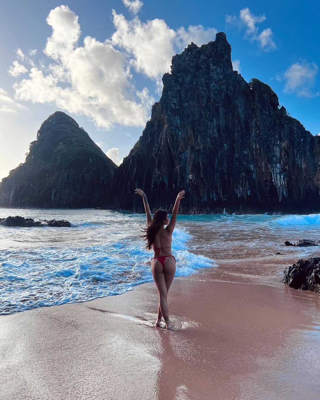 Bianca Andrade contempla o mar em Fernando de Noronha (Foto: Reprodução/Instagram)