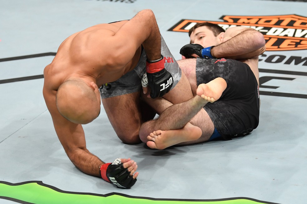 Ryan Hall aplica a chave de tornozelo que finalizou B.J. Penn no UFC 232 — Foto: Getty Images