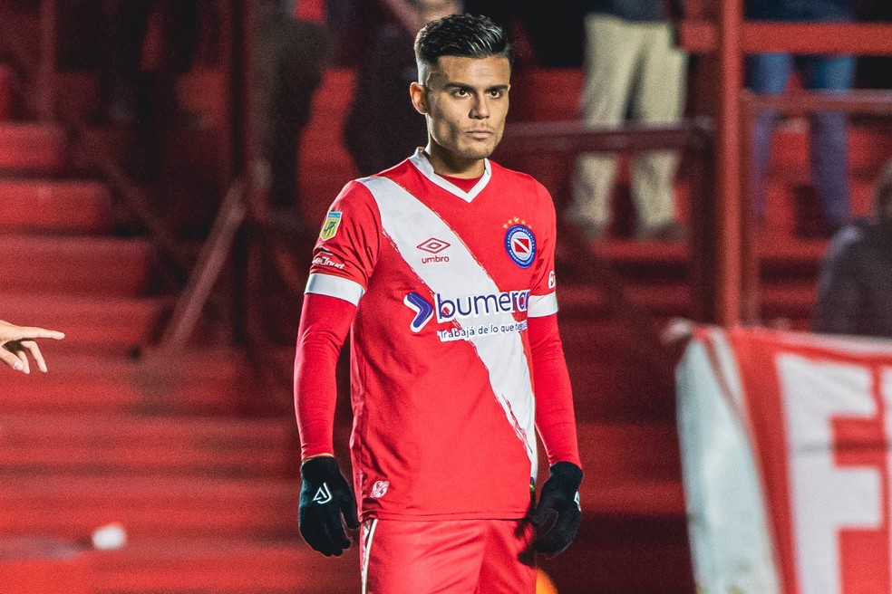 Time argentino anuncia venda de Fausto Vera ao Corinthians