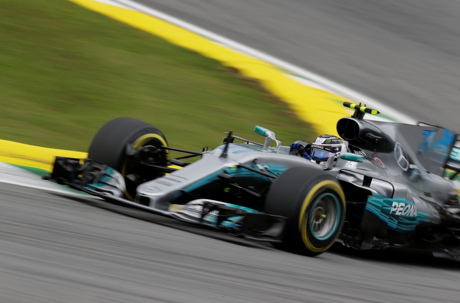 Hamilton bate, Bottas aproveita e anota pole no GP do Brasil. Massa larga em 9º