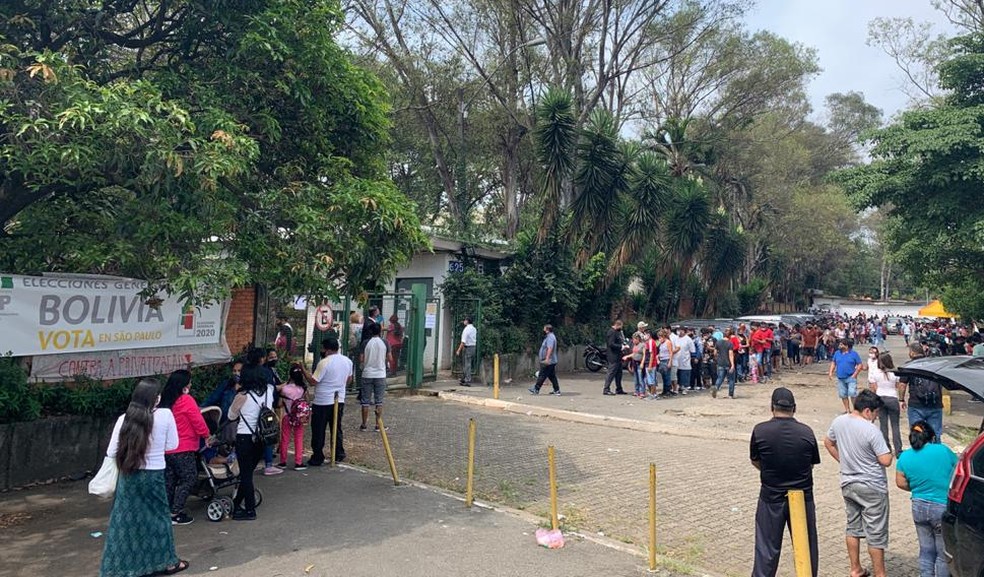 Bolivianos enfrentam longas filas para votar neste domingo, 18 de outubro, em São Paulo — Foto: Gessyca Rocha/G1