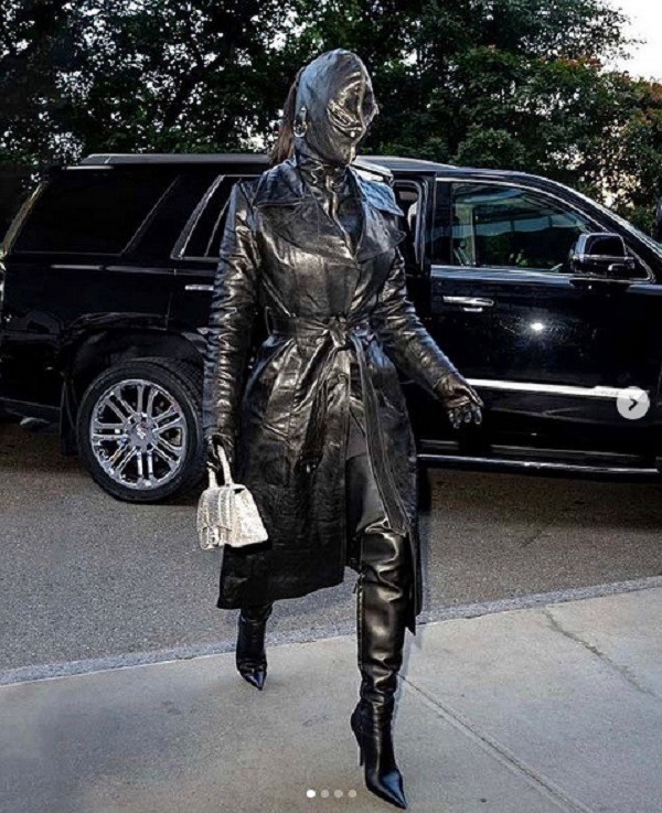 A socialite Kim Kardashian com seu look de couro, dos pés à cabeça, ao chegar em Nova York para o Met Gala 2021 (Foto: Instagram)