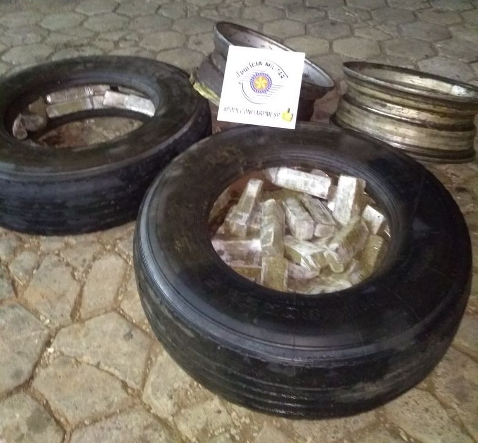 Droga estava dentro de pneus de um caminhão que foi abordado em Tarabai (Foto: Polícia Militar/Cedida)