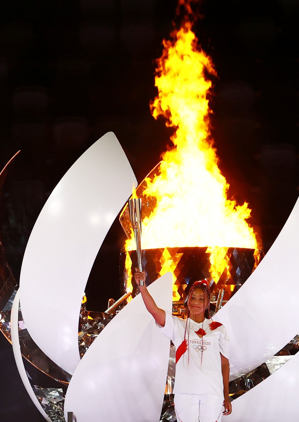 A tenista Naomi Osaka acendeu a pira olímpica em Tóquio — Foto: Stefan Wermuth/Reuters