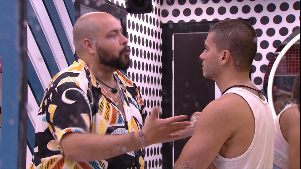 Tiago Abravanel fala para Arthur Aguiar: 'Chora quando tiver que chorar' — Foto: Globo