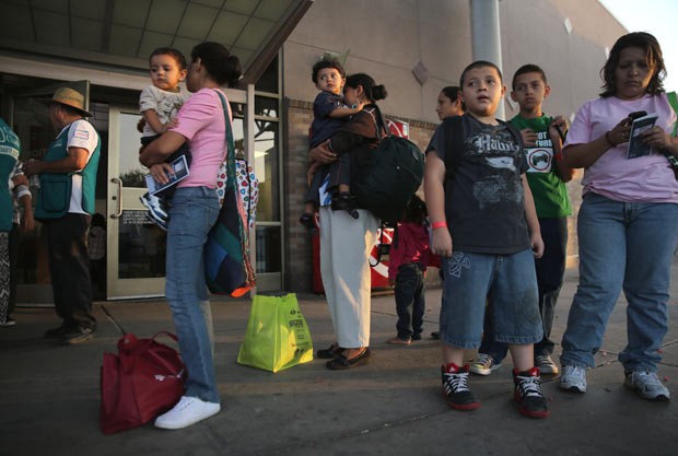 Famílias de imigrantes de países da América Central deixam centro de detenção na fronteira com os EUA em McAllen, Texas, em julho (Foto: Getty Images)