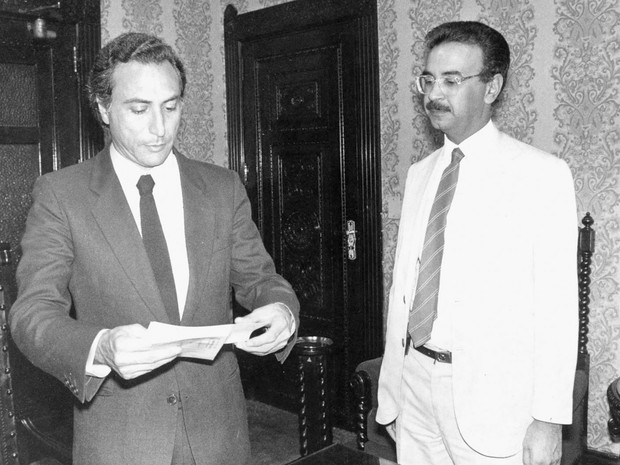 Michel Temer, na época secretário de segurança pública do estado de São Paulo, é visto ao lado do escritor e jornalista investigativo Percival de Souza em São Paulo, em 1985 (Foto: Joveci C. de Freitas/Estadão Conteúdo/Arquivo)