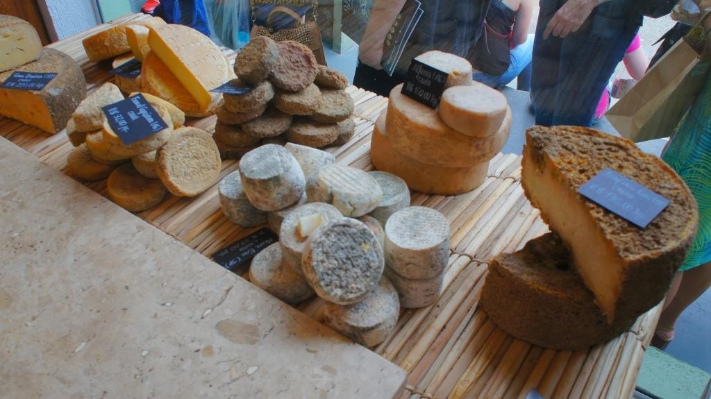 Degustação de queijos dentro da loja A Queijaria, dos produtores que não conseguiram comparecer à feira de rua (Foto: Ana Ferrareze/Editora Globo)