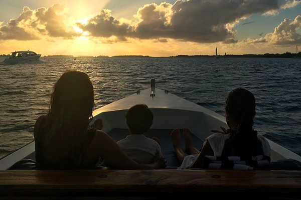 A atriz Halle Berry na companhia dos filhos durante suas férias (Foto: Instagram)