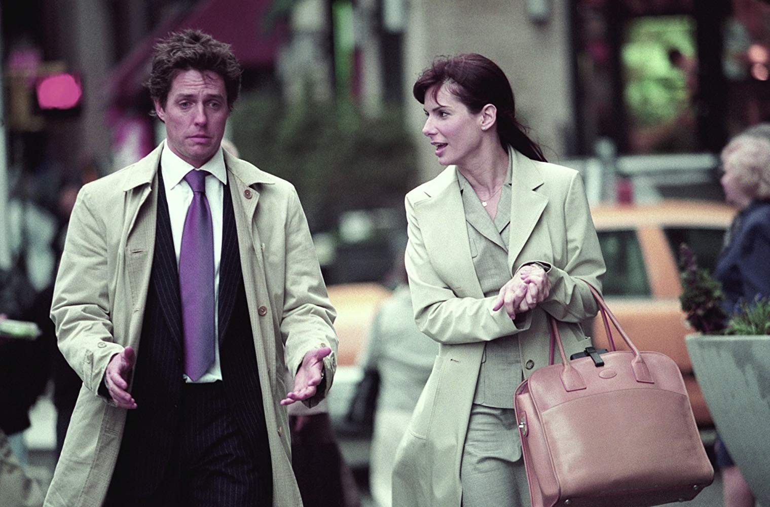 Hugh Grant e Sandra Bullock em Amor à Segunda Vista (2002), comédia romântica que recebeu avaliações mistas da crítica (Foto: Divulgação)