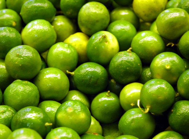 O limão-taiti é a variedade de limão mais comum no Brasil (Foto: Steve Hopson/Wikimedia Commons)
